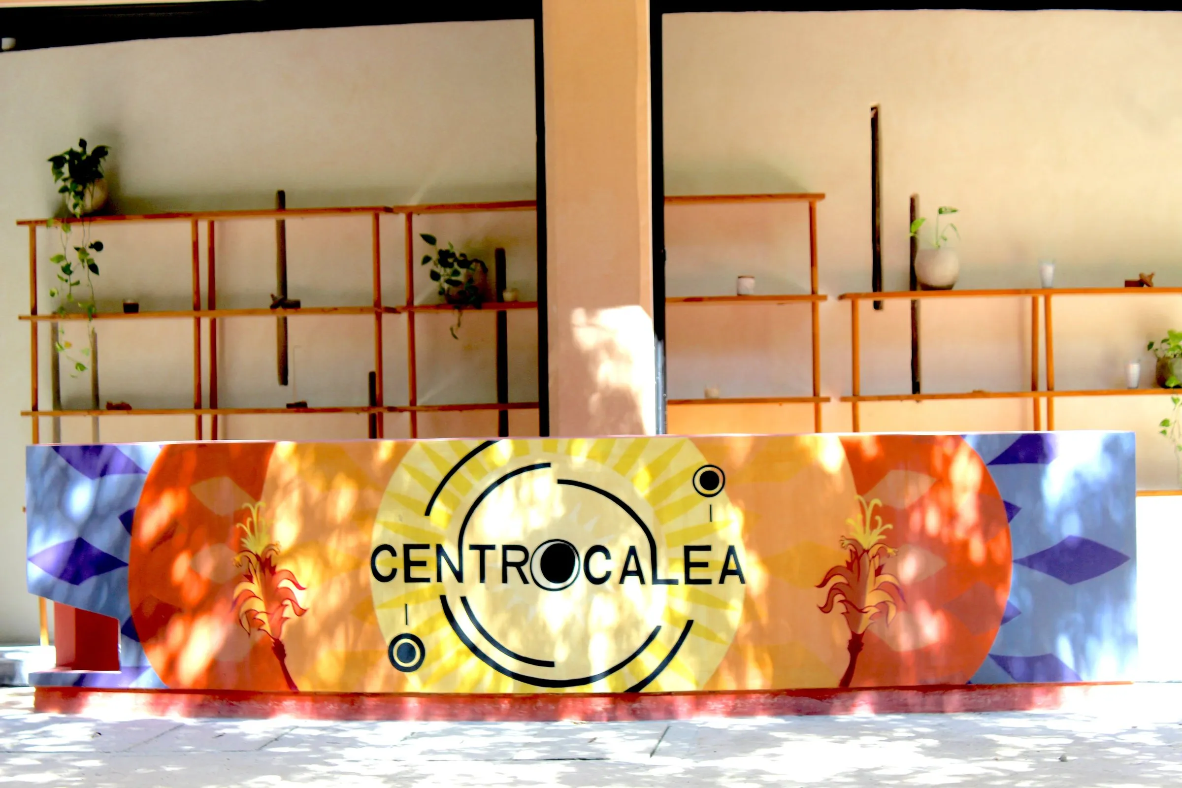 Letrero de Centro Calea, con su emblema circular, en la entrada del centro.